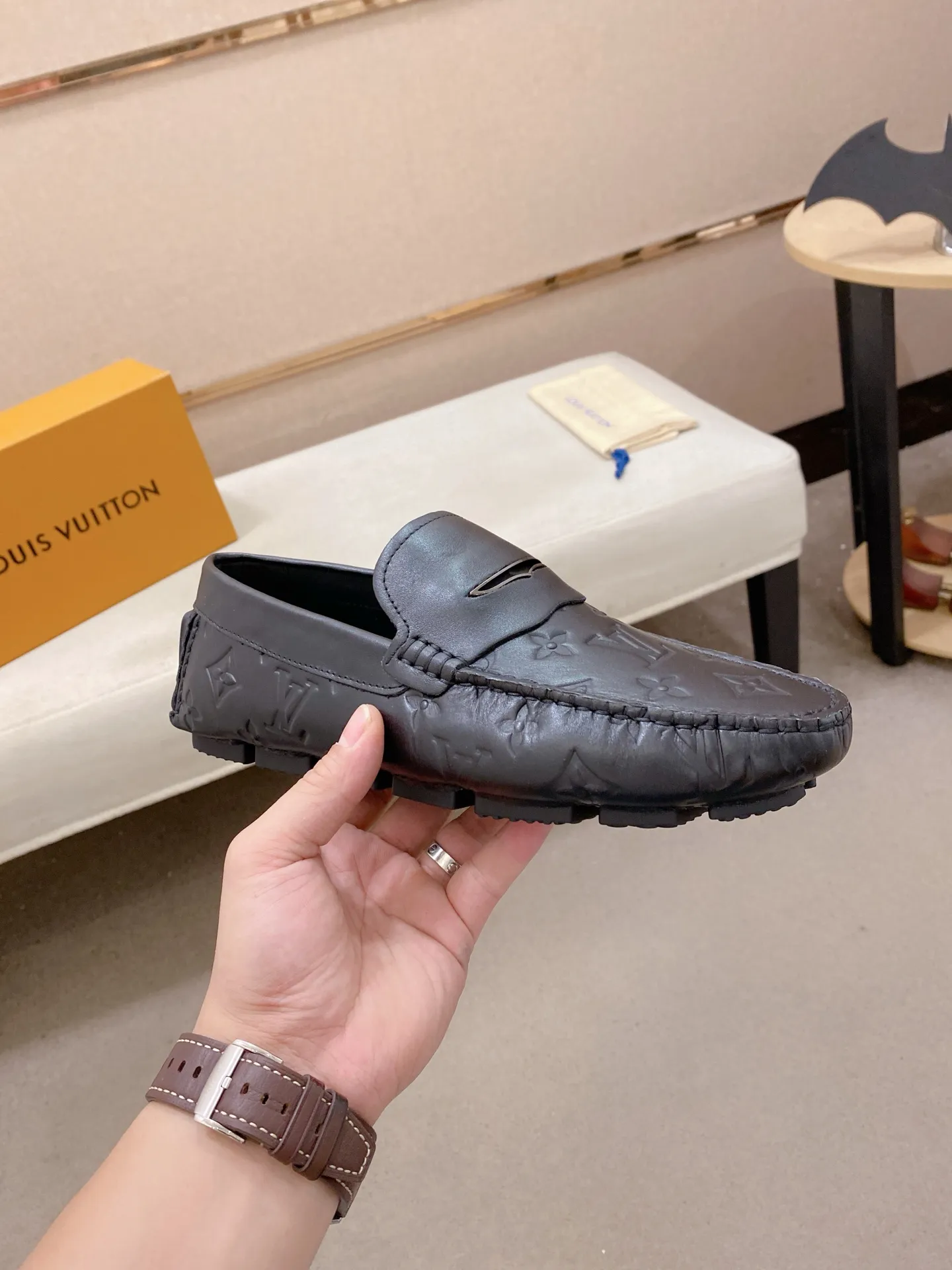 Factory price: 500💰High-end quality! LV 🆕🆕Exclusive hot-selling products in stock🔥🔥New products on the shelves, high-quality Ferragamo men's pea shoes, high-end casual driving shoes, with complete packaging! 💪 💪 Material: imported first-layer cowhide 🐂 + imported high-quality buffalo leather lining + wear-resistant outsole 👍🏻👍🏻 Features: high-end and comfortable, purely handmade 🚀 🚀 Create the perfect shoes that suit you best 🔥 🔥 Size: (38-44) 45 standard size can be customized!